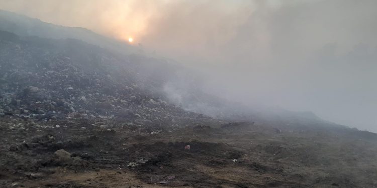 En su quinto día, incendio en vertedero de AMSA se encuentra con un 85% de control