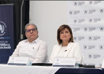 Vicepresidenta Karin Herrera, y el ministro de Salud Oscar Cordón.