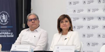 Vicepresidenta Karin Herrera, y el ministro de Salud Oscar Cordón.