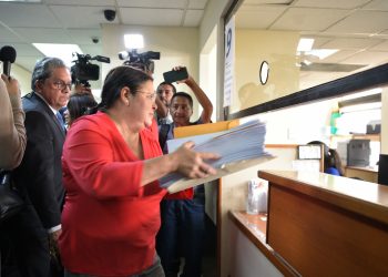 Autoridades presentaron ante el Ministerio Público la denuncia por el contrato de vacunas Sputnik V. /Foto: Alejandro García