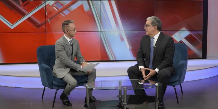 Ministro de Salud, Óscar Cordón, (derecha) en entrevista. / Foto: MSPAS.