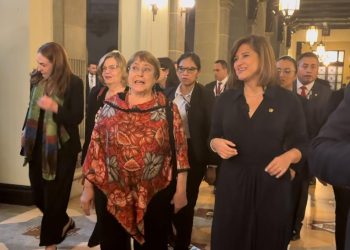 Michelle Bachelet (izq) junto a la vicepresidenta Karin Herrera. /Foto: AGN