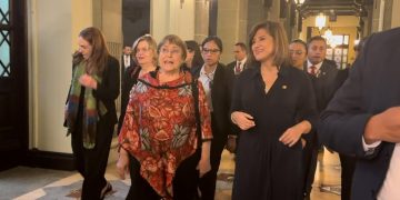 Michelle Bachelet (izq) junto a la vicepresidenta Karin Herrera. /Foto: AGN