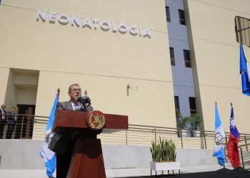 El presidente Bernardo Arévalo estuvo recibió el edificio de neonatología donado por el Gobierno de China (Taiwán). /Foto: Gilber García