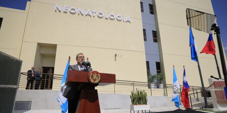 El presidente Bernardo Arévalo estuvo recibió el edificio de neonatología donado por el Gobierno de China (Taiwán). /Foto: Gilber García