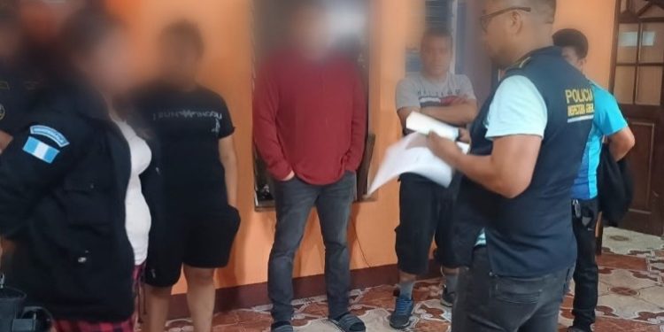 Ministro Jiménez se pronuncia ante la detención de cuatro policías en San Andrés Itzapa