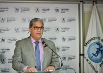 En conferencia de prensa, el ministro Oscar Cordon, compartió resultados del brote de Guillain Barré en el país. /Foto: Alejandro García.