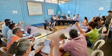 En la reunión se dialogó sobre la inversión en los tres departamentos del suroriente. / Foto: Abner Salguero.