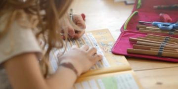 Vinculan variantes raras de gen con posible causa de zurdera