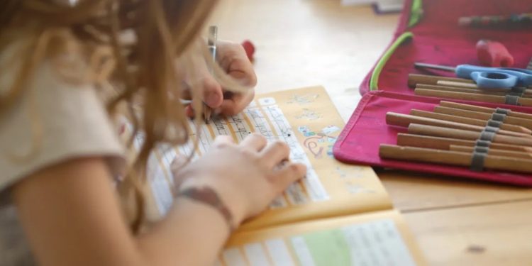 Vinculan variantes raras de gen con posible causa de zurdera