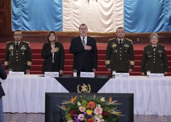 El binomio presidencial participó en el lanzamiento de la Política de la Mujer Militar del Ejército de Guatemala. /Foto: Noé Pérez