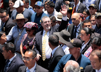 Presidente Bernardo Arévalo en la sexta avenida del Centro Histórico. / Foto: Noé Pérez.