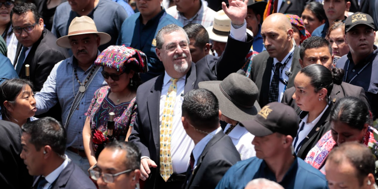 Presidente Bernardo Arévalo en la sexta avenida del Centro Histórico. / Foto: Noé Pérez.