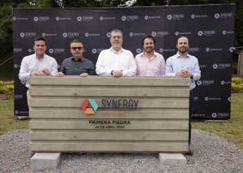 El presidente Arévalo colocó la primera piedra de este proyecto, junto a los representantes de las empresas desarrolladoras. /Foto: Dickéns Zamora
