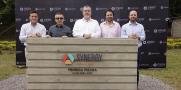 El presidente Arévalo colocó la primera piedra de este proyecto, junto a los representantes de las empresas desarrolladoras. /Foto: Dickéns Zamora