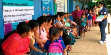 Brigada de salud y nutrición acerca servicios a comunitarios de Sayaxché, Petén