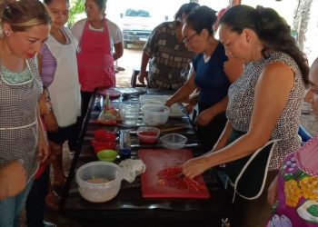 Capacitan a mujeres en la elaboración de alimentos nutritivos