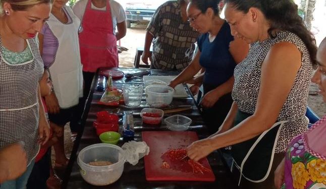 Capacitan a mujeres en la elaboración de alimentos nutritivos