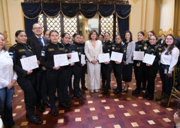 La vicepresidenta Karin Herrera junto a las 25 agentes que formaron parte del diplomado Por un Mundo Libre de Drogas. /Foto: Carlos Jacinto