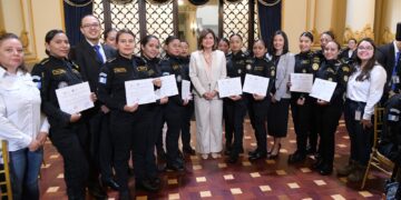 La vicepresidenta Karin Herrera junto a las 25 agentes que formaron parte del diplomado Por un Mundo Libre de Drogas. /Foto: Carlos Jacinto