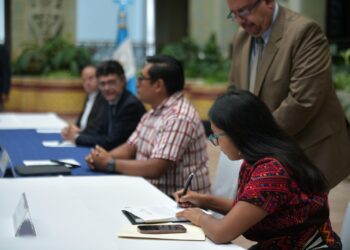 Autoridades firman el convenio de trabajo. /Foto: Alejandro García