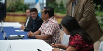 Autoridades firman el convenio de trabajo. /Foto: Alejandro García