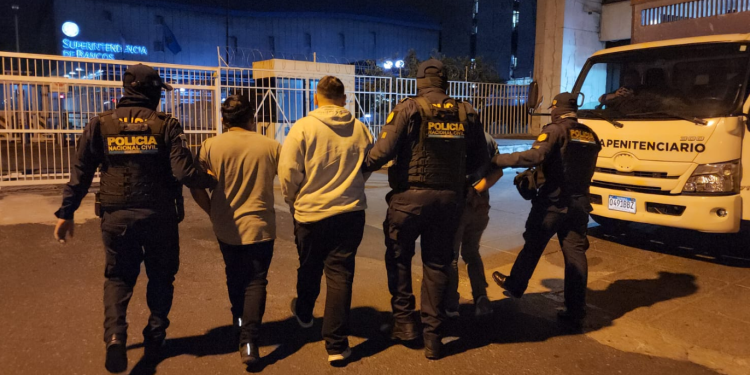 Gracias a una denuncia ciudadana, la PNC capturó a cuatro presuntos delincuentes.