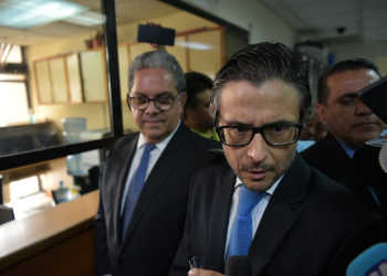 Procurador general de la Nación y ministro de Salud en la presentación de la denuncia. / Foto: Alejandro García.