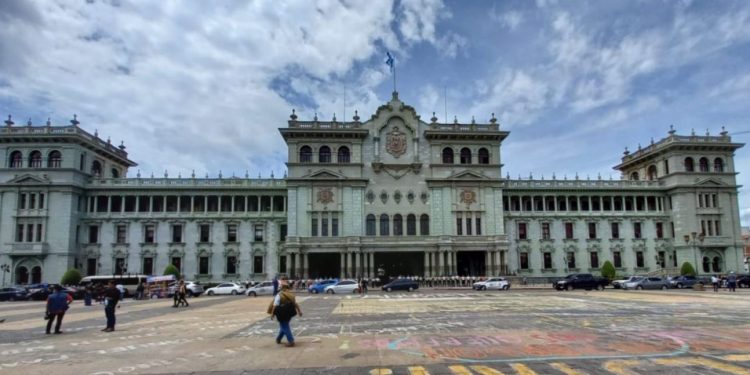 Gobierno garantiza que no se cobra por plazas laborales