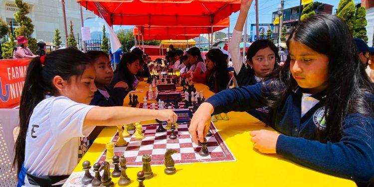 Estudiantes participan en Festival Departamental de Ajedrez