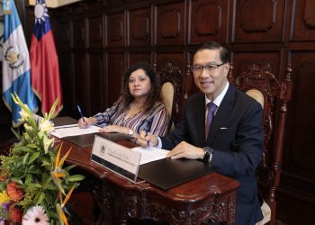 Sosep y Taiwán firmaron el acta de entrega de equipo humanitario. /Foto: Noé Pérez