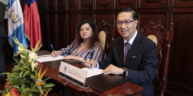 Sosep y Taiwán firmaron el acta de entrega de equipo humanitario. /Foto: Noé Pérez