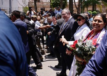 Presidente y primera dama en caravana en la sexta avenida. / Foto: Dickéns Zamora.
