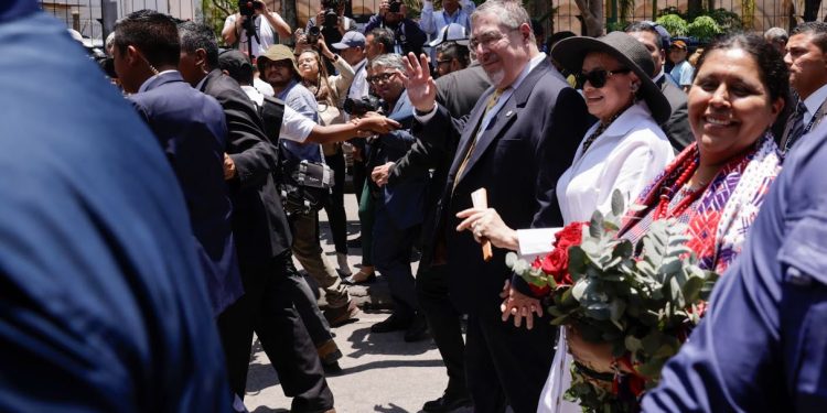 Presidente y primera dama en caravana en la sexta avenida. / Foto: Dickéns Zamora.