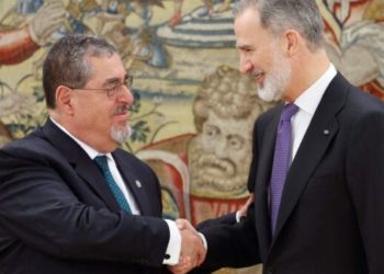 Presidente Bernardo Arévalo siendo recibido por el rey Felipe VI de España. / Foto: EFE.