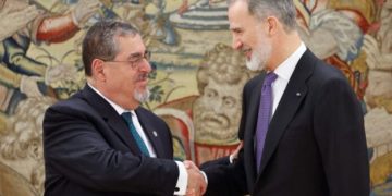 Presidente Bernardo Arévalo siendo recibido por el rey Felipe VI de España. / Foto: EFE.