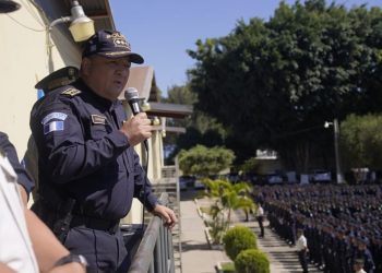 Tres equipos especializados buscan a subinspector y vecino desaparecido