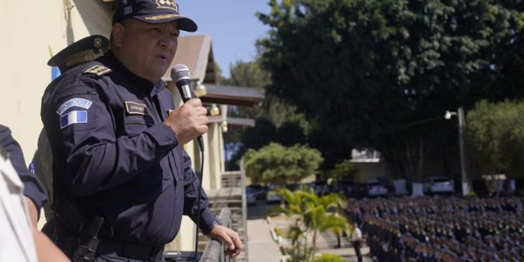 Tres equipos especializados buscan a subinspector y vecino desaparecido