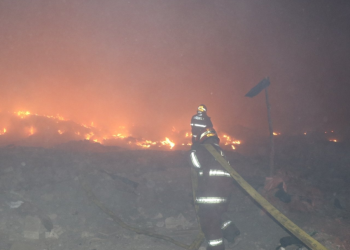 Bomberos trabajan para controlar el incendio en el vertedero de AMSA.