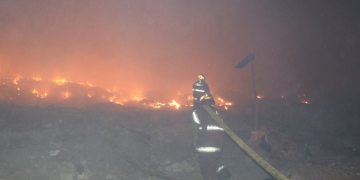 Bomberos trabajan para controlar el incendio en el vertedero de AMSA.