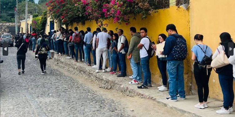 Más de mil 300 plazas de trabajo durante Feria de Empleo Nacional en Sacatepéquez