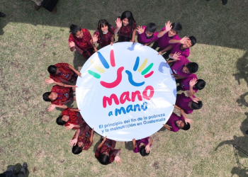 La iniciativa "Mano a mano" busca erradicar la pobreza y la malnutrición en Guatemala.