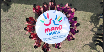 La iniciativa "Mano a mano" busca erradicar la pobreza y la malnutrición en Guatemala.