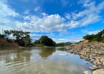 Río Ostuá, cercano a la frontera entre Guatemala y El Salvador, recibe drenajes de la mina Cerro Blanco. / Foto: Karla Arévalo, Voz de América.