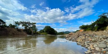 Río Ostuá, cercano a la frontera entre Guatemala y El Salvador, recibe drenajes de la mina Cerro Blanco. / Foto: Karla Arévalo, Voz de América.