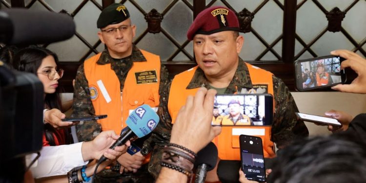 Ejército de Guatemala ha desplegado todos los medios aéreos a su disposición, para combate de incendios. / Foto: Dickéns Zamor