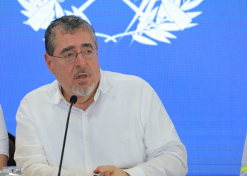 Presidente Bernardo Arévalo durante reunión con alcaldes de Petén. / Foto: Gilber García.