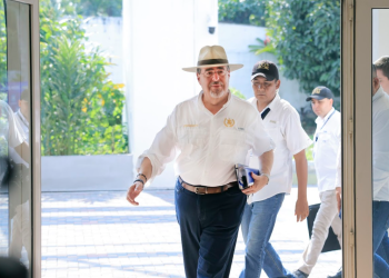 Presidente Arévalo arribando a la reunión con alcaldes de Retalhuleu. / Foto: Gilber García.