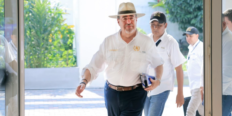 Presidente Arévalo arribando a la reunión con alcaldes de Retalhuleu. / Foto: Gilber García.