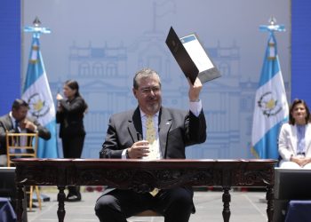 Presidente Bernardo Arévalo y vicepresidenta Karin Herrera rebajan 25 % de su salario